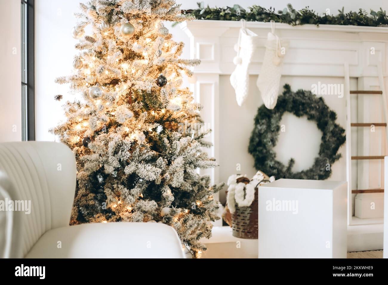 Sfondo di Natale sfocato con albero di Natale e camino Foto Stock