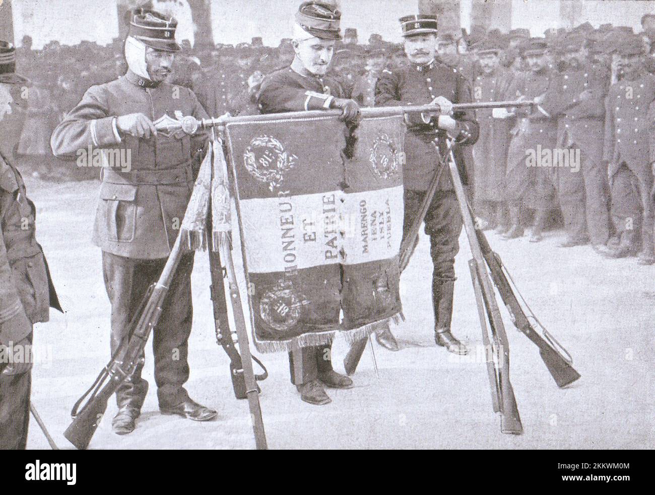 La bandiera e gli ufficiali feriti del 81st reggimento a Montpellier nel 1914. Foto Stock