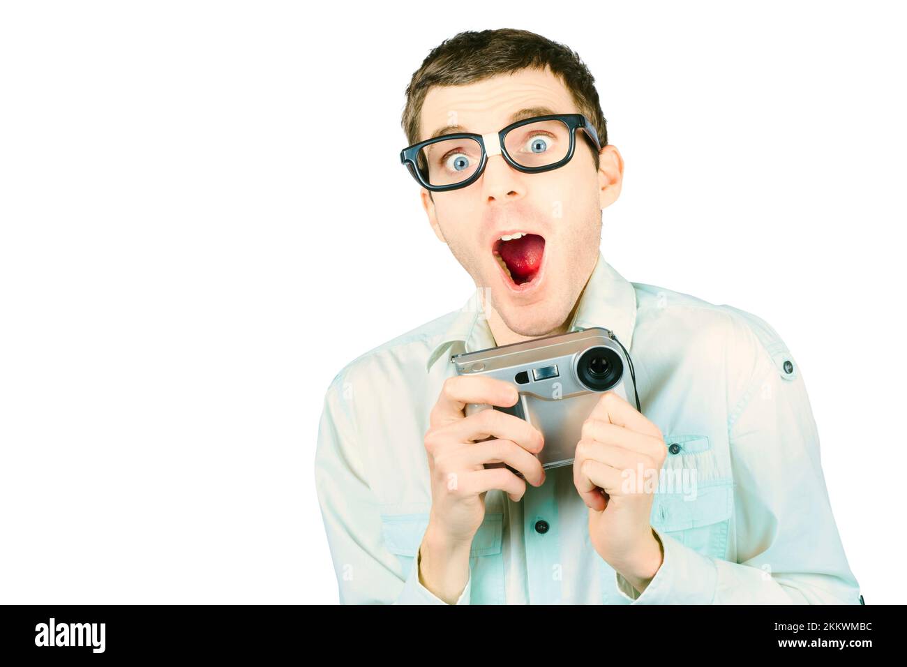 Ritratto di isolato di una sorpresa e gadget Geek tech holding videocamera su sfondo bianco Foto Stock