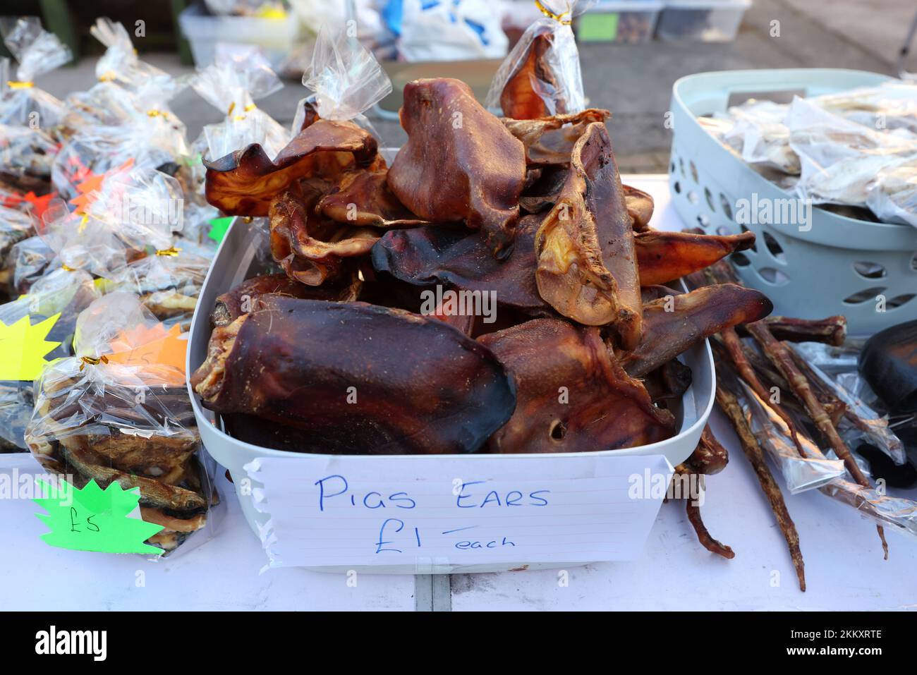 Pigs spighe in vendita in uno stallo del mercato a Lee-on-Solent, Hampshire, Regno Unito. Foto Stock