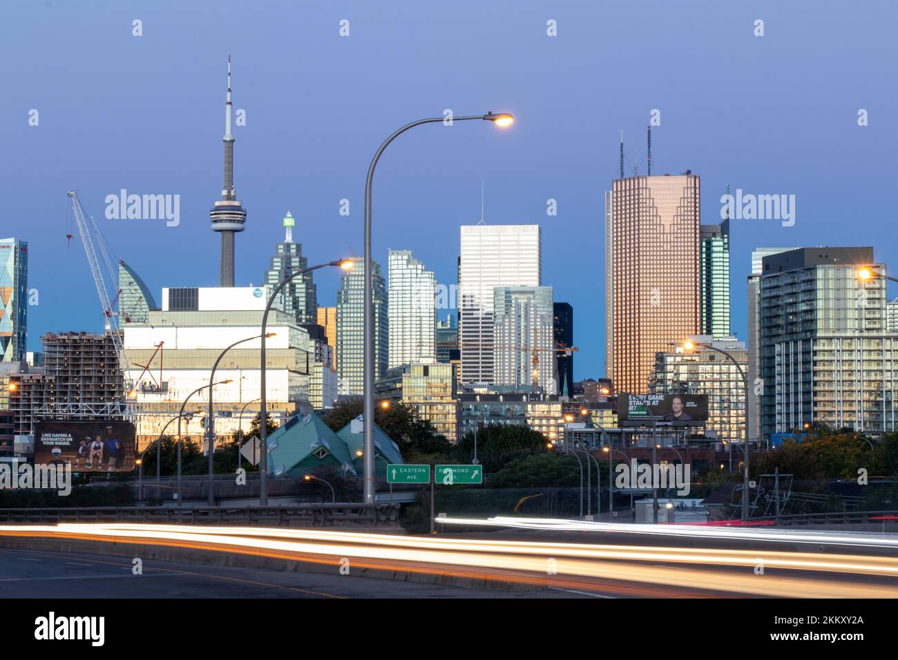Lo skyline di Toronto e' visto da est, mentre il sole del mattino guarda gli edifici di vetro, le aziende nella capitale dell'Ontario. Foto Stock