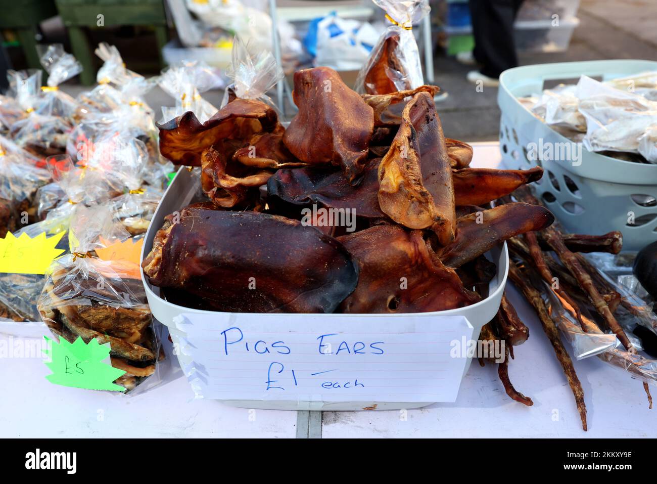 Pigs spighe in vendita in uno stallo del mercato a Lee-on-Solent, Hampshire, Regno Unito. Foto Stock