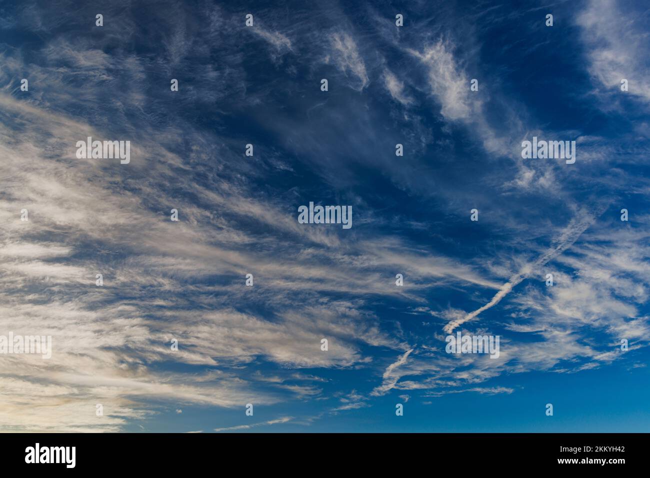 Nuvole bianche e contrapposizione contro un cielo blu Foto Stock