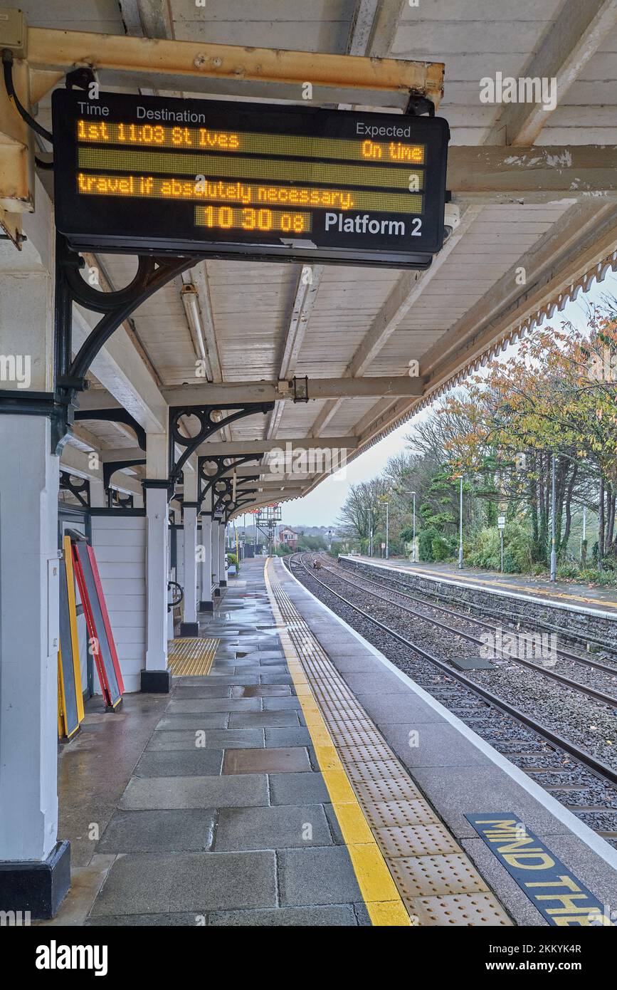 Avviso, su uno sciopero dei lavoratori ferroviari, alla stazione ferroviaria di St Erth, Cornovaglia, Inghilterra, lunedì 7 novembre 2022. Foto Stock
