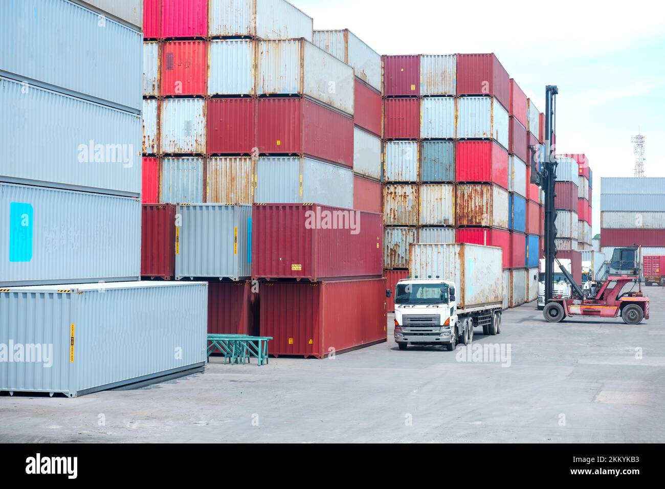carrello elevatore nel cortile del container Foto Stock
