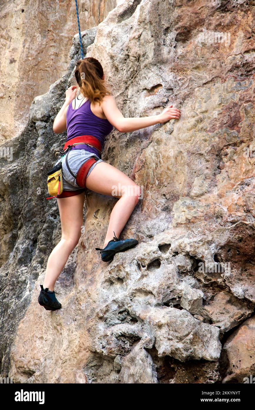 Giovane donna arrampicatrice sulla roccia in Thailandia Foto Stock