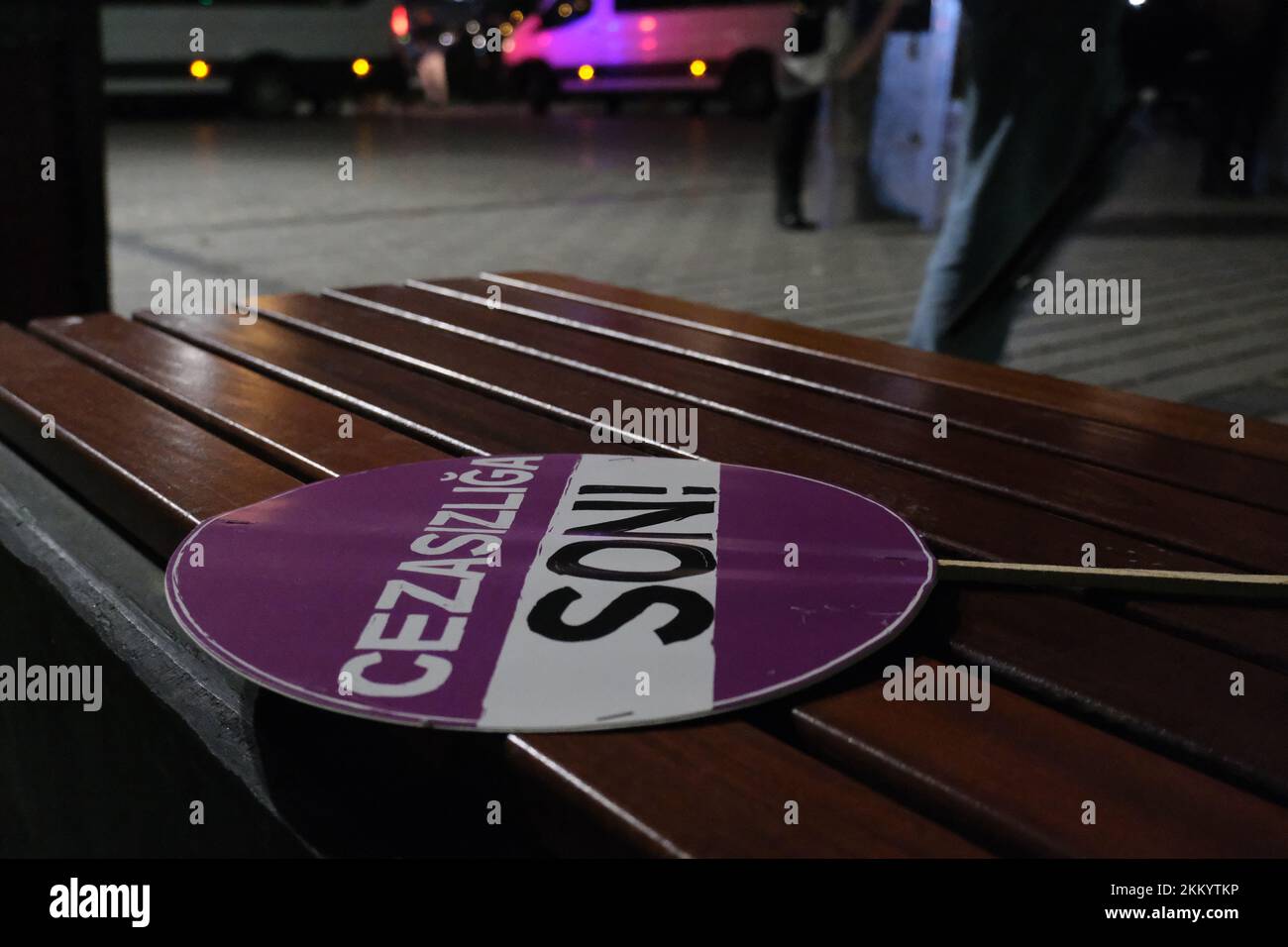 Bandiera lasciata dalla Giornata Internazionale per l'eliminazione della violenza contro le donne a Istanbul. Foto Stock