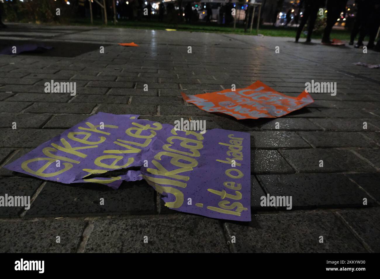 Bandiera lasciata dalla Giornata Internazionale per l'eliminazione della violenza contro le donne a Istanbul. Foto Stock