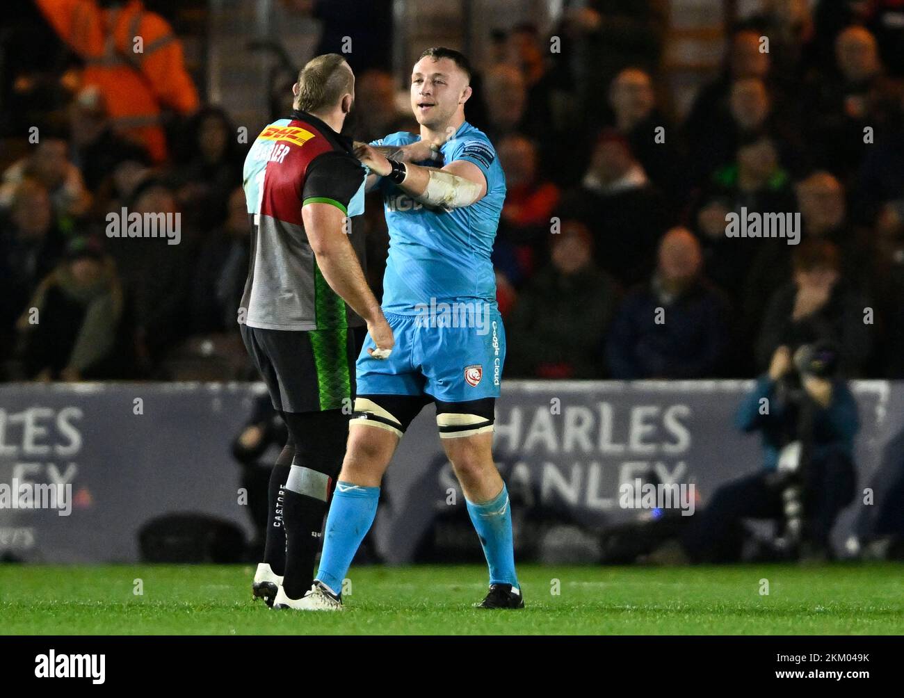 Twickenham, Regno Unito. 25th Nov 2022. Premiership Rugby. Harlequins V Gloucester. Lo Stoop. Twickenham. Joe Marler (Harlequins) e Ruan Ackermann (Gloucester) hanno una discussione accesa durante la partita di rugby Harlequins V Gloucester Gallagher Premiership. Credit: Sport in Pictures/Alamy Live News Foto Stock