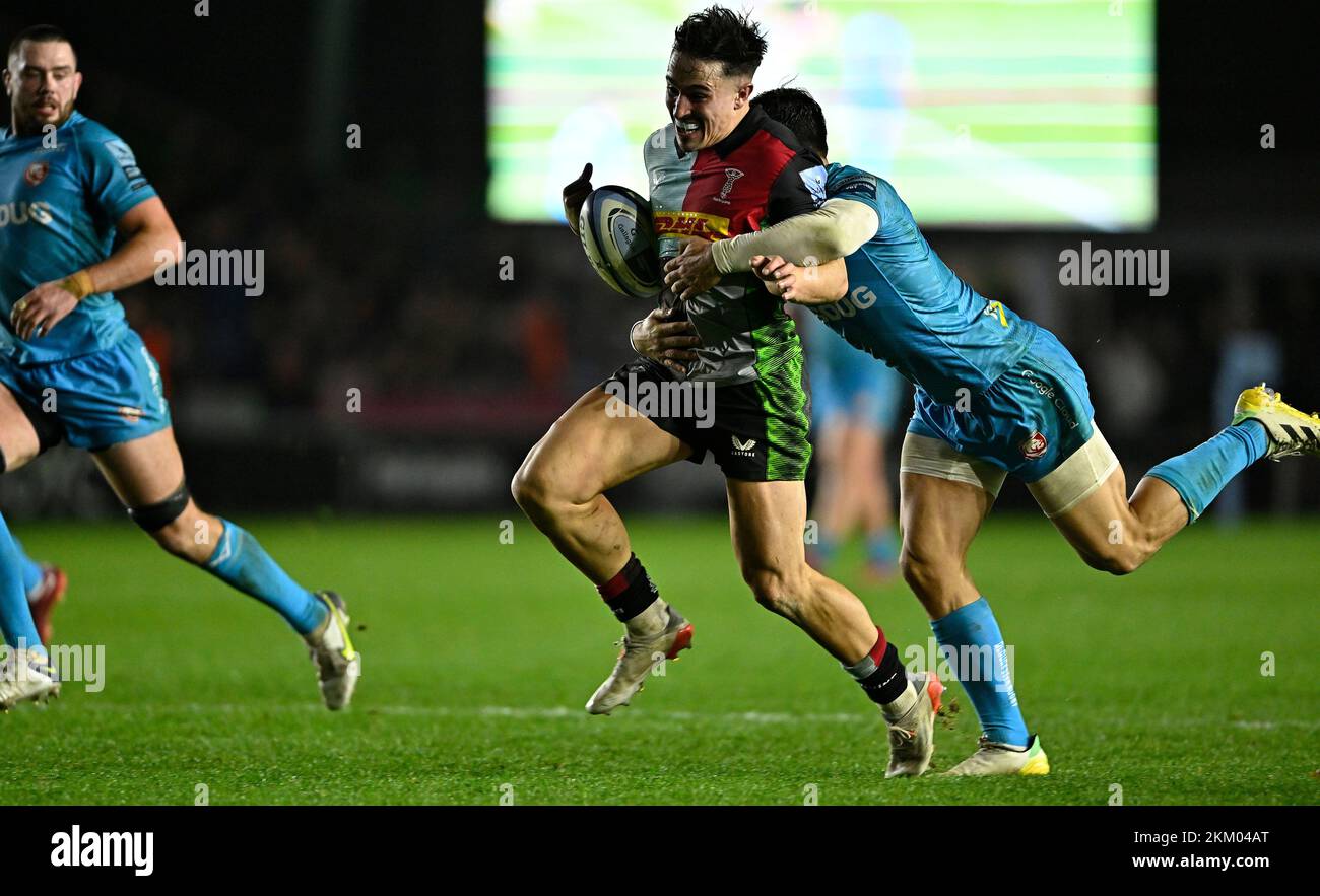 Twickenham, Regno Unito. 25th Nov 2022. Premiership Rugby. Harlequins V Gloucester. Lo Stoop. Twickenham. Cadan Murley (Harlequins) è combattuta da Louis Rees-Zammit (Gloucester) durante la partita di rugby Harlequins V Gloucester Gallagher Premiership. Credit: Sport in Pictures/Alamy Live News Foto Stock