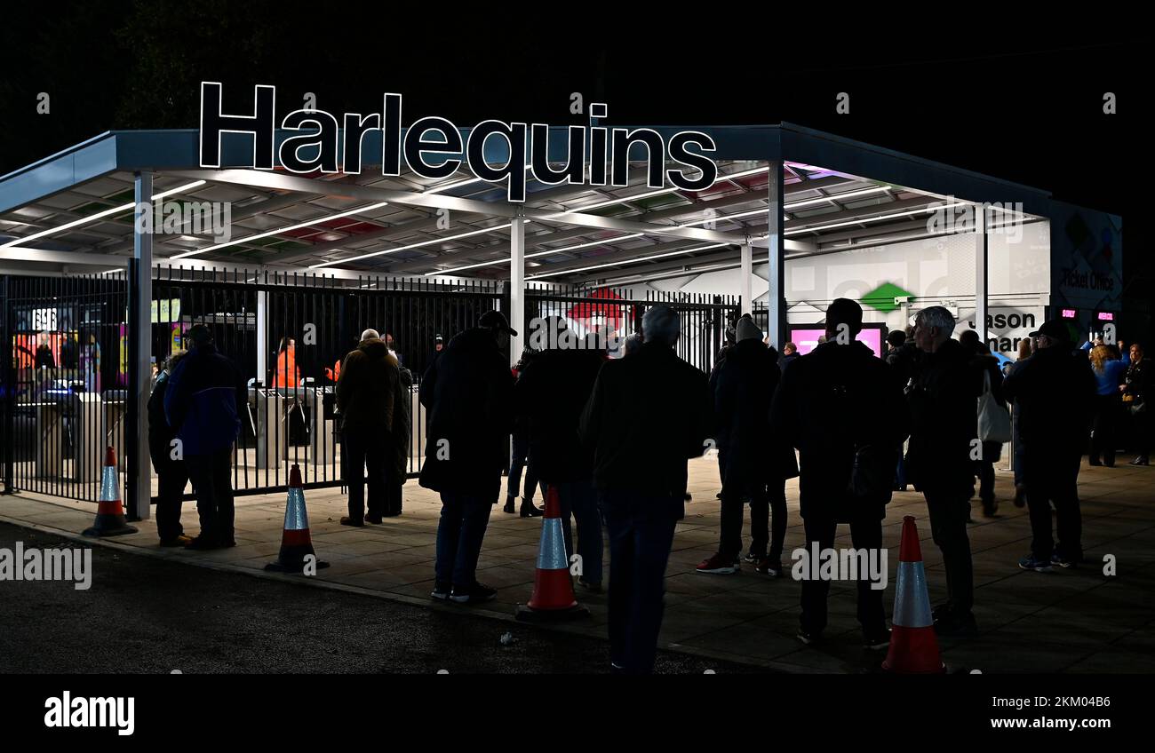 Twickenham, Regno Unito. 25th Nov 2022. Premiership Rugby. Harlequins V Gloucester. Lo Stoop. Twickenham. I fan si accodano ai nuovi tornelli di ingresso Nord durante la partita di rugby Harlequins V Gloucester Gallagher Premiership. Credit: Sport in Pictures/Alamy Live News Foto Stock