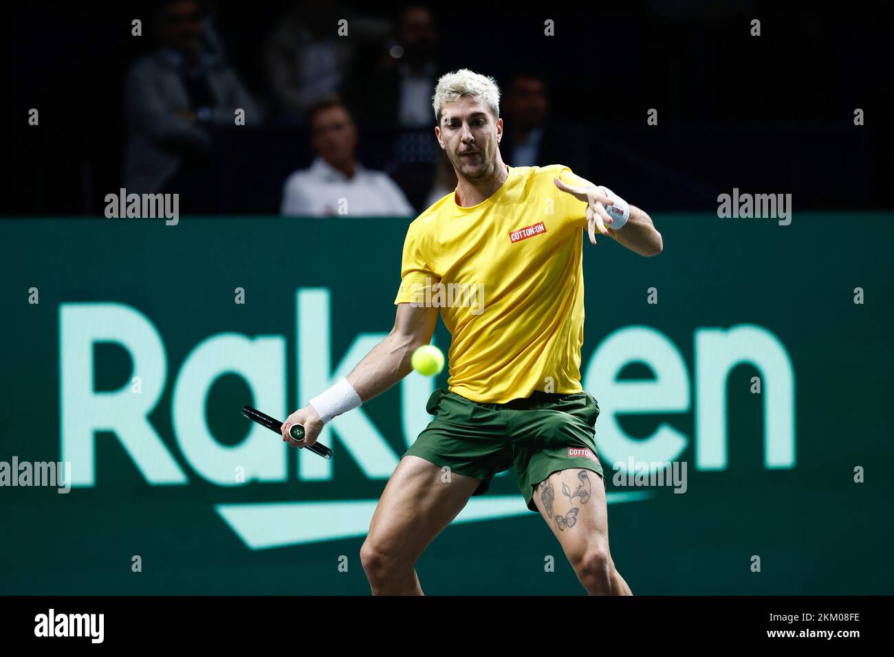 Malaga, Spagna. 25th Nov 2022. Thanasi Kokkinakis dell'Australia in azione contro Borna Coric della Croazia durante la prima partita di tennis dalla Coppa Davis Finals 2022, round di semifinali, disputata tra Australia e Croazia il 25 novembre 2022 al padiglione Palacio de Deportes Martin Carpena di Malaga, Spagna - Foto: Oscar J Barroso/DPPI/LiveMedia Credit: Agenzia indipendente per le foto/Alamy Live News Foto Stock