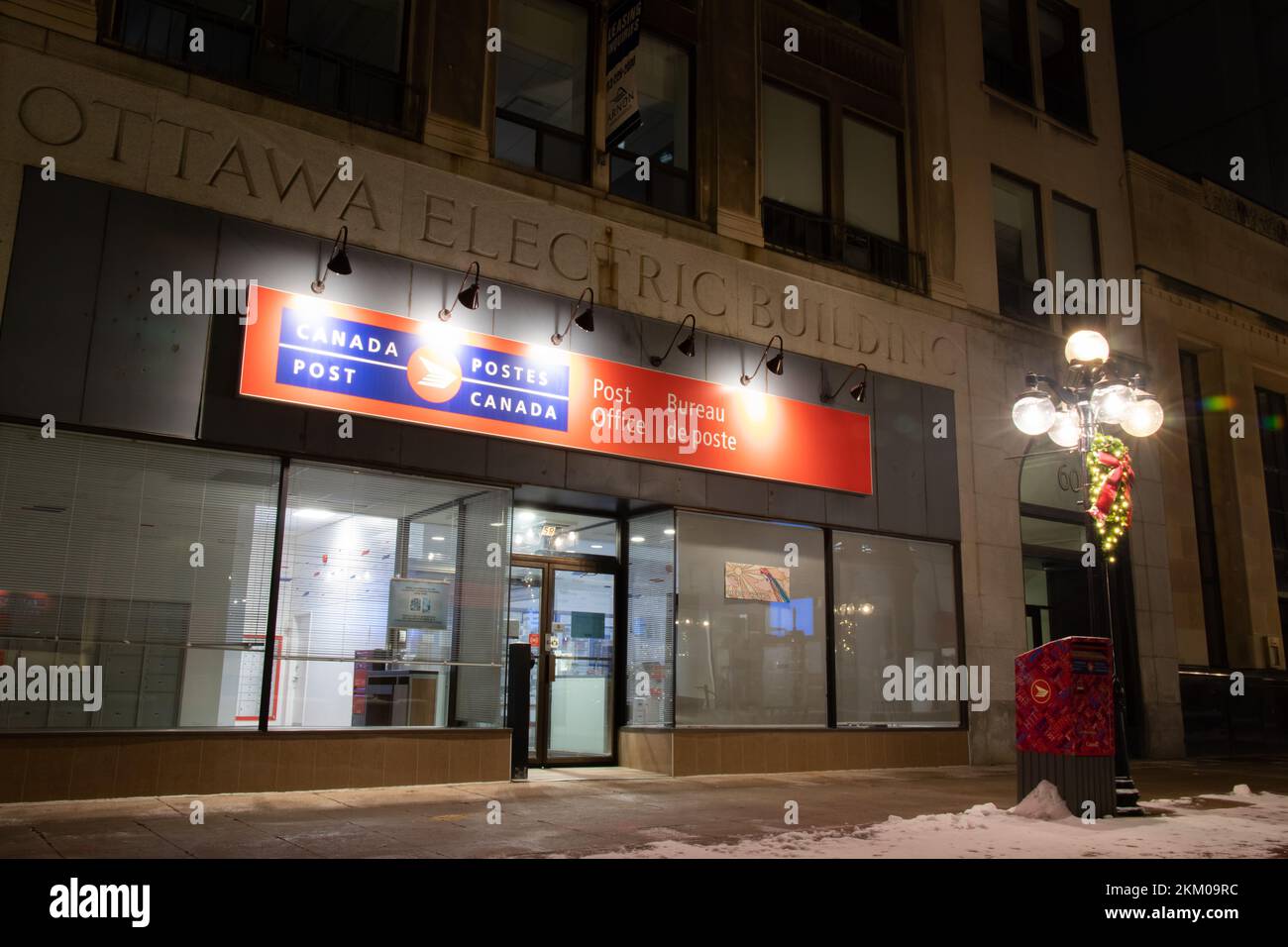 Un ufficio postale del Canada, una corone canadese, è visto illuminato di notte, situato nello storico edificio elettrico di Ottawa su Sparks Street. Foto Stock