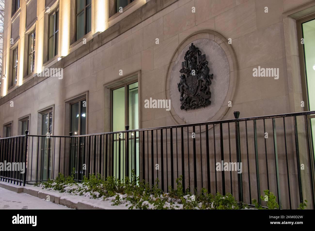 Il Coat of Arms of Canada si trova sul lato dello storico Wellington Building, un edificio degli uffici governativi federali canadesi a Ottawa. Foto Stock