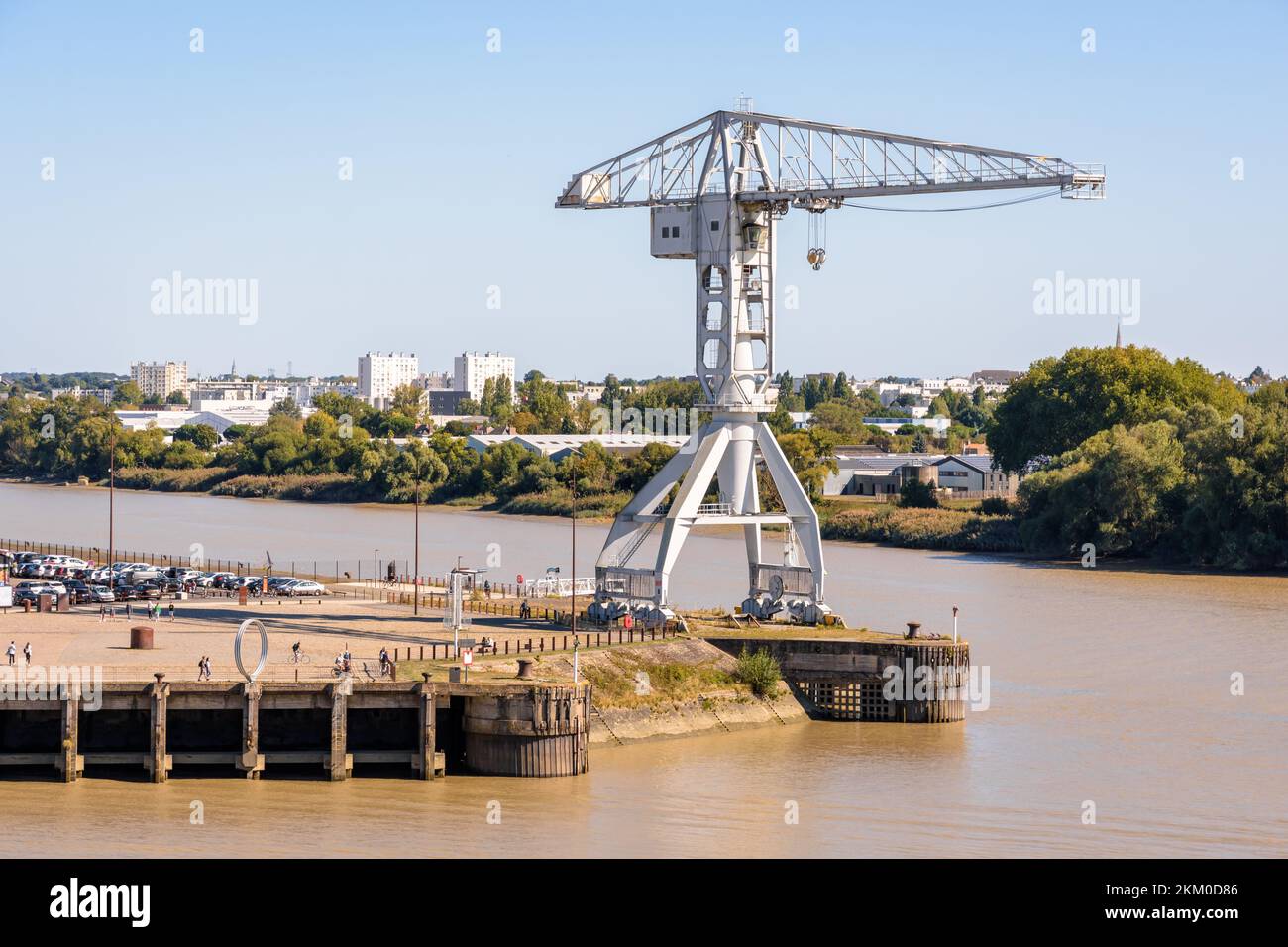 La gru grigia Titan, elencata come monumento storico, fu costruita nel 1966 dal fiume Loira all'estremità occidentale dell'isola di Nantes, Francia. Foto Stock