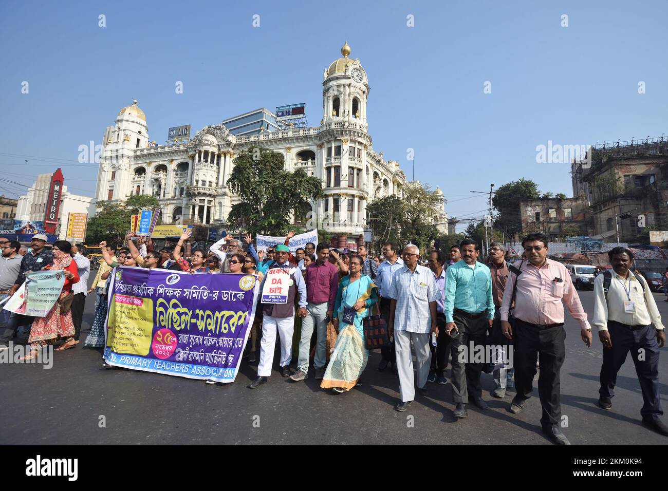 Non esclusiva: 25 novembre 2022, Kolkata, India: Gli insegnanti di base partecipano a una dimostrazione per chiedere il miglioramento del sistema di istruzione primaria, Foto Stock