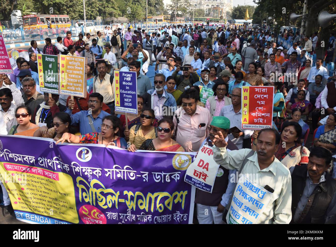 Non esclusiva: 25 novembre 2022, Kolkata, India: Gli insegnanti di base partecipano a una dimostrazione per chiedere il miglioramento del sistema di istruzione primaria, Foto Stock