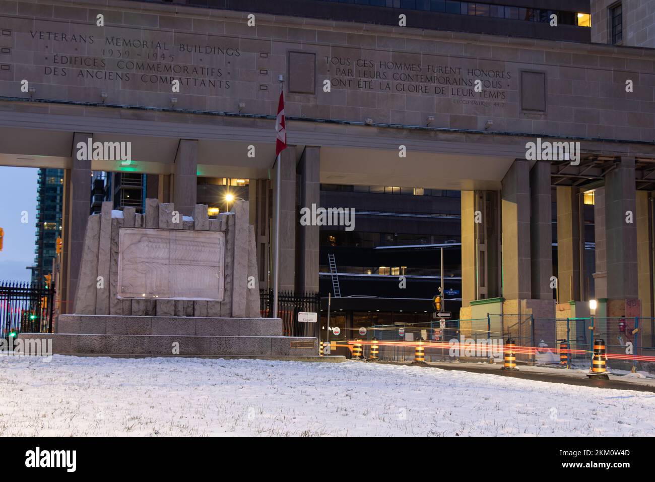 Il Memorial Arch, che collega gli edifici East e West Memorial nel centro di Ottawa, è visto la mattina presto, in onore dei veterani canadesi. Foto Stock