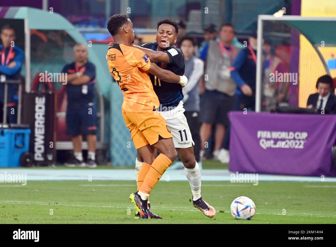 Doha, Katar. 25th Nov 2022. IL LEGNO Jurrien (NED) e Michael ESTRADA (ECU) si scontrano, diventano violenti, combattono. Partita 19, Gruppo A Paesi Bassi (NED) - Ecuador (ECU) 1-1 il 25/11/2022 allo Stadio Internazionale Khalifa. Coppa del mondo di Calcio 20122 in Qatar dal 20,11. - Dalle 18.12.2022 alle Credit: dpa/Alamy Live News Foto Stock