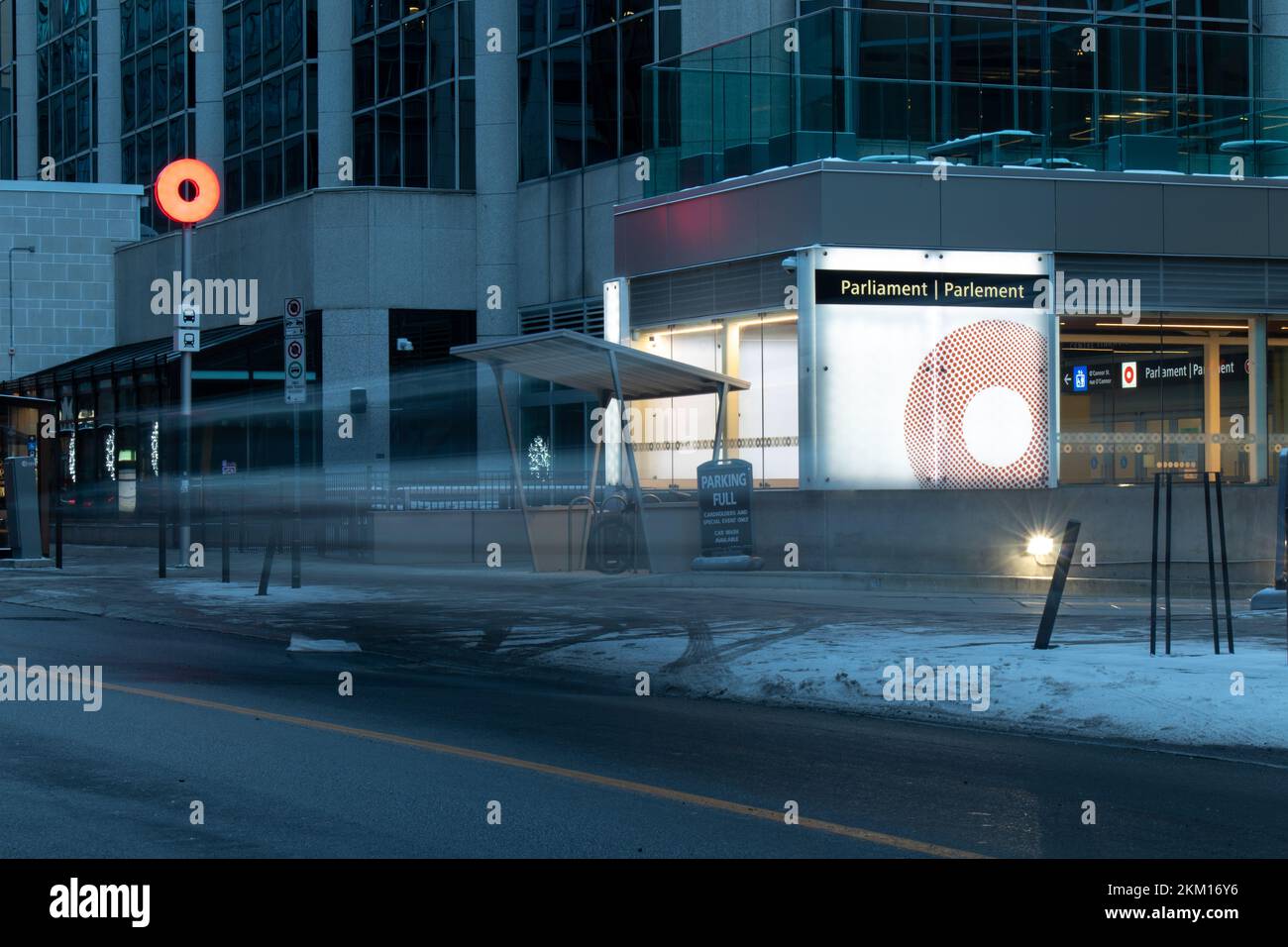 Al mattino presto, un lungo autobus passa accanto alla stazione centrale di Ottawa OC Transpo, il Parlamento. Foto Stock