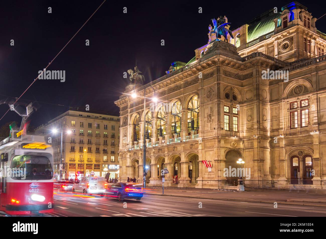 Wien, Vienna: opera Staatsoper, sentieri leggeri di automobili, tram, notte nel 01. Città vecchia, Vienna, Austria Foto Stock