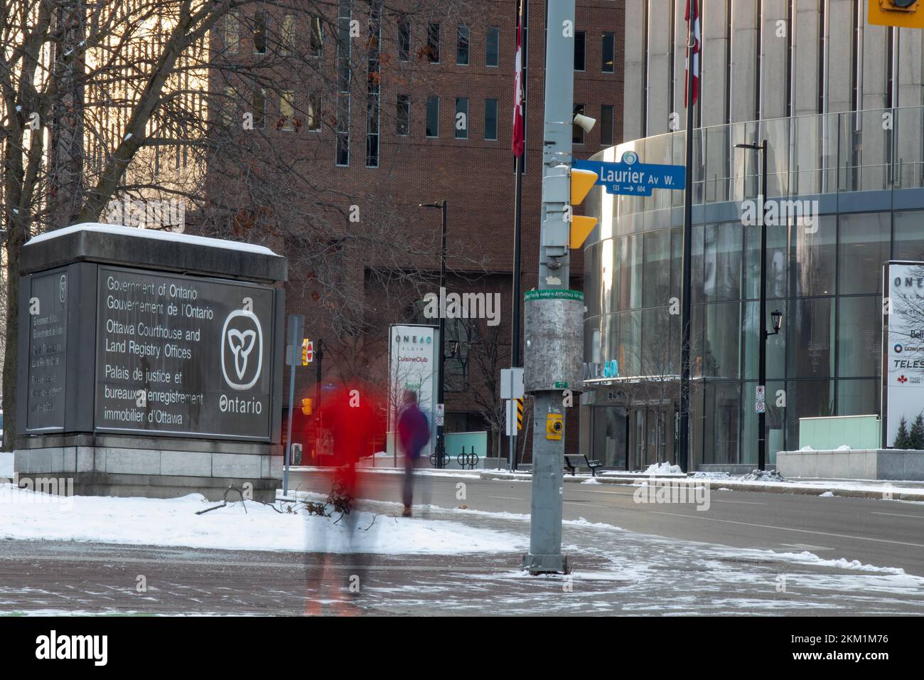 Una mattinata nevosa si trova davanti all'uscita di un edificio degli uffici del governo dell'Ontario nel centro di Ottawa. Foto Stock