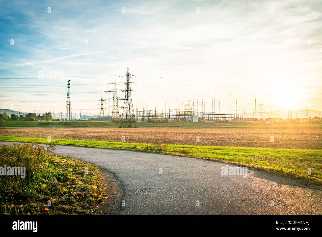 Linee elettriche in una centrale di distribuzione dell'alimentazione. Tecnologia per servire una rete elettrica per garantire l'elettricità. Foto Stock