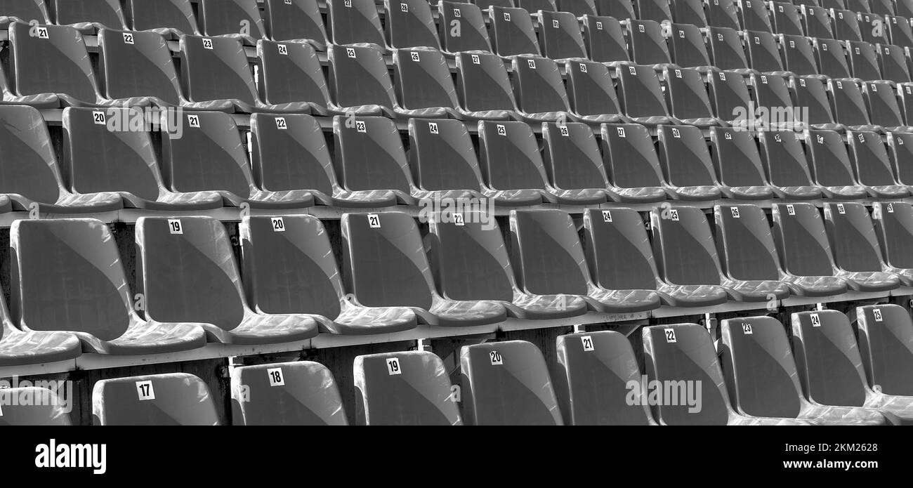 Sedie di plastica blu ripiegate su una tribuna temporanea Foto Stock