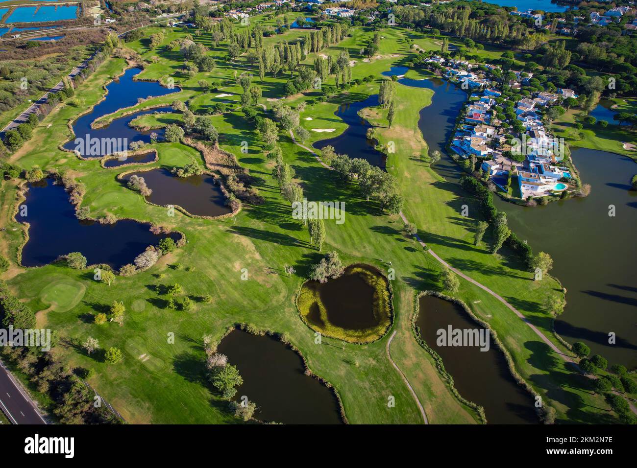 Veduta aerea del campo da golf della grande motte e dell'habitat del fenicottero sull'altro lato della strada Foto Stock