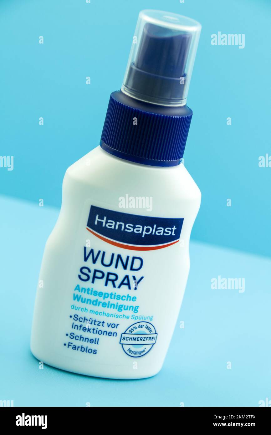 Amburgo, Germania - Novembre 24 2022: Hansaplast Wundspray antisettisch auf blau - Hansaplast Wound Spray antisettico su blu Foto Stock