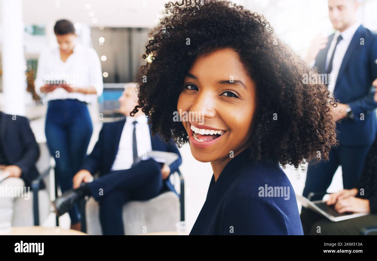 Sorriso, felice e ritratto di donna nera alla riunione di startup per workshop aziendale, diversità e progetto di networking. Lavoro di squadra, sicuro e orgoglioso Foto Stock