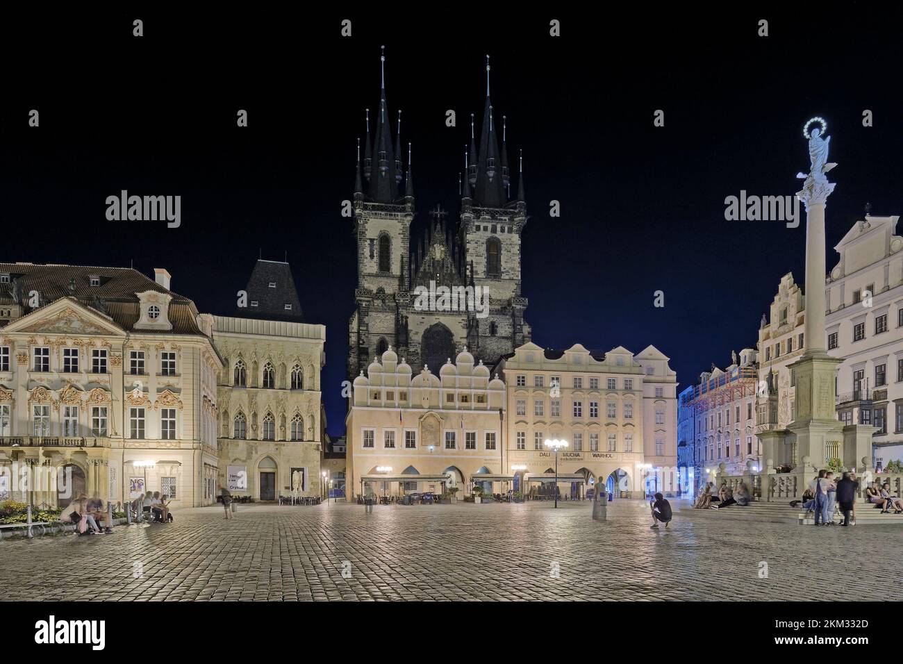 PRAGA, REPUBBLICA CECA - 2022 AGOSTO; Vista della Chiesa di nostra Signora prima di Tyn di notte Foto Stock