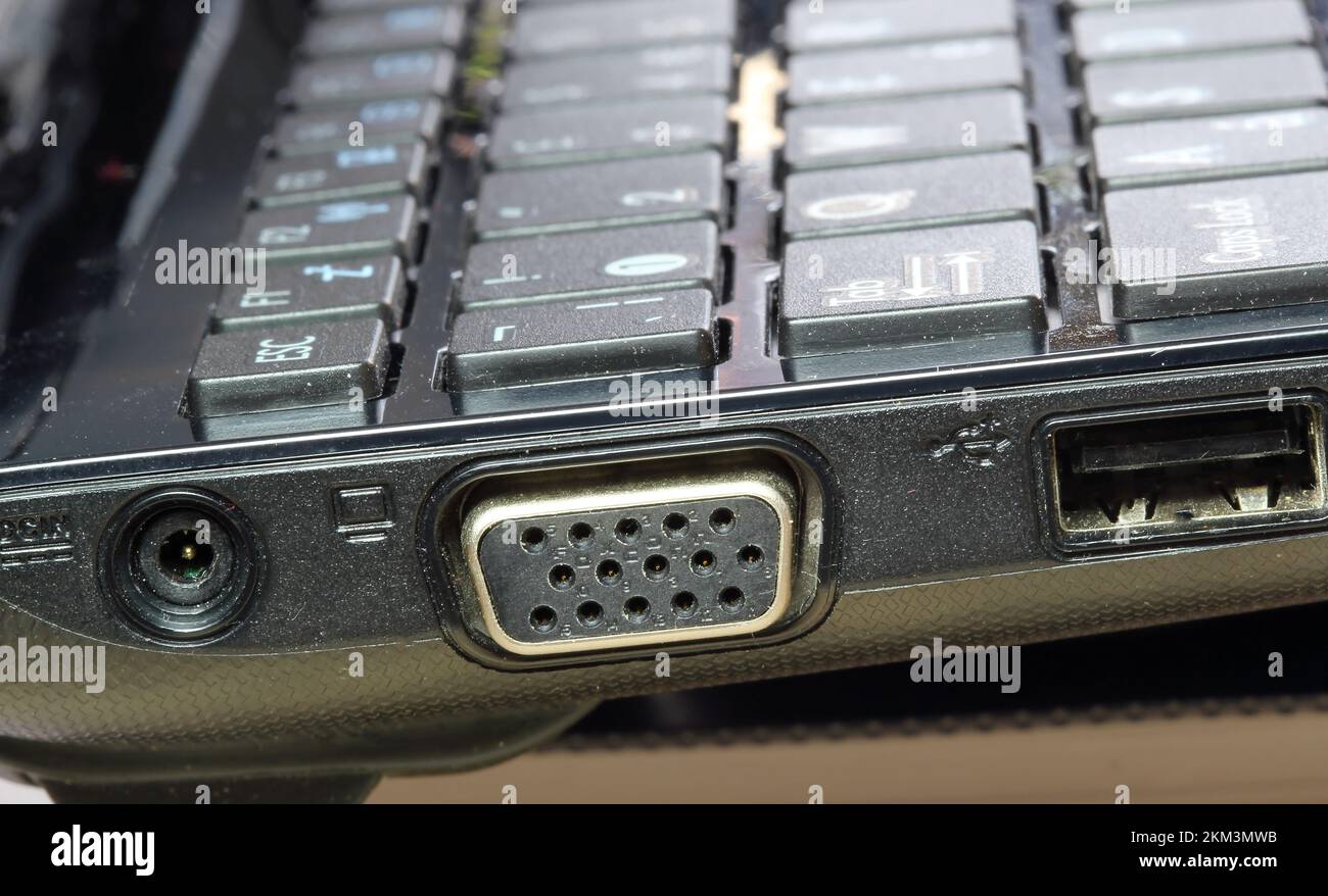 Vista laterale di un computer portatile con prese hdmi, di alimentazione e  usb Foto stock - Alamy