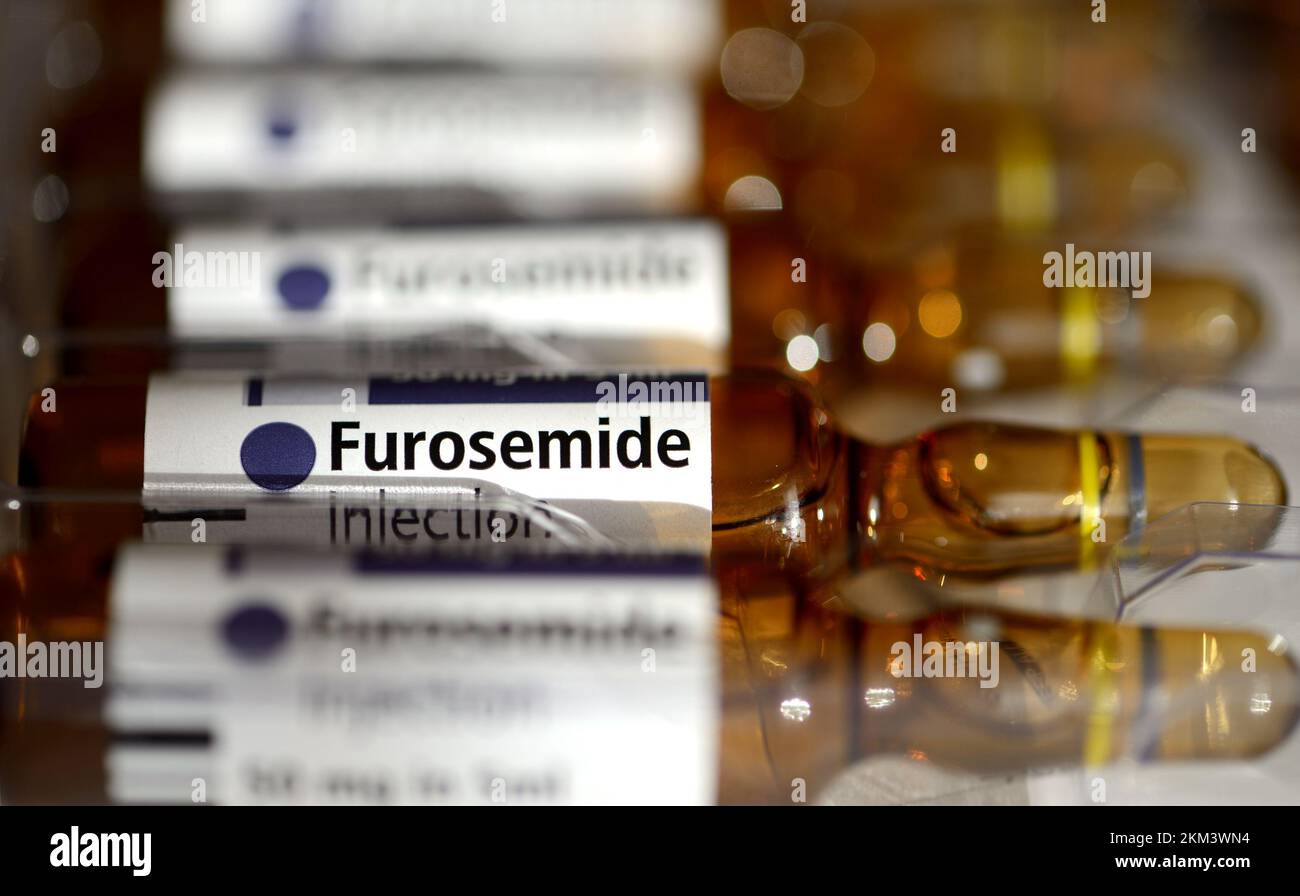 Furosemide - medicinale per il trattamento della pressione alta e dell'edema. fiale da 50 mg del farmaco liquido per iniezione o per somministrazione endovenosa Foto Stock