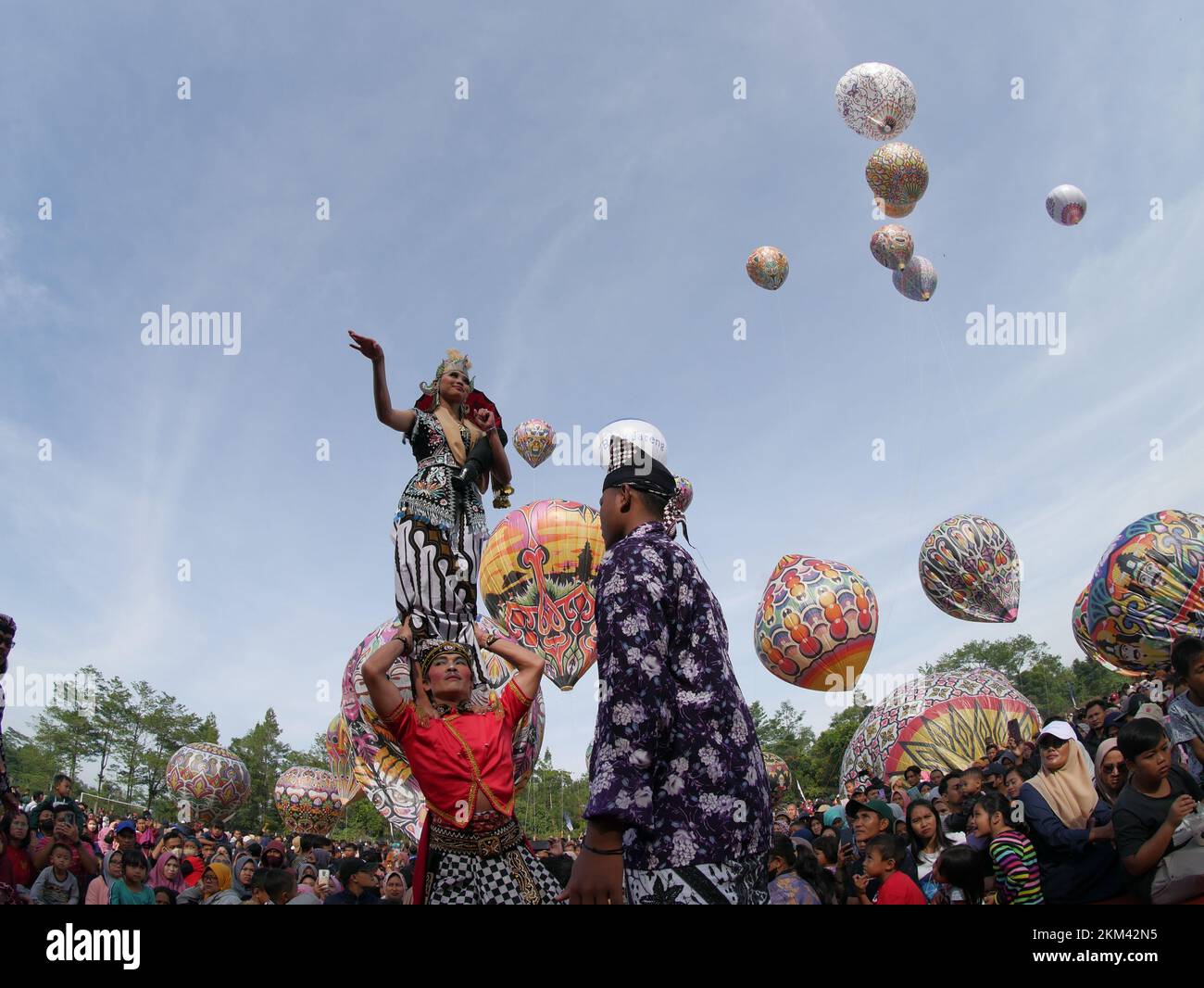 I ballerini di Lenger di Wonosobo Regency, Central Java, Indonesia ballano sullo sfondo di mongolfiere Foto Stock