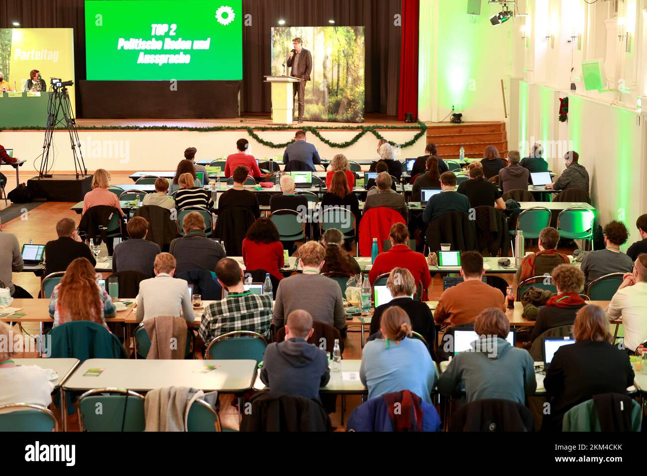 Zerbst, Germania. 26th Nov 2022. Vista della sala Katharina, dove si svolge a Zerbst la conferenza del partito statale 47th dell'Alleanza 90/i Verdi di Sassonia-Anhalt. Il programma comprende la necessità di rafforzare le piccole e medie imprese e i commerci, nonché la politica energetica. Inoltre, i delegati discuteranno di un movimento guida del consiglio di amministrazione. Credit: Peter Gercke/dpa-Zentralbild/dpa/Alamy Live News Foto Stock