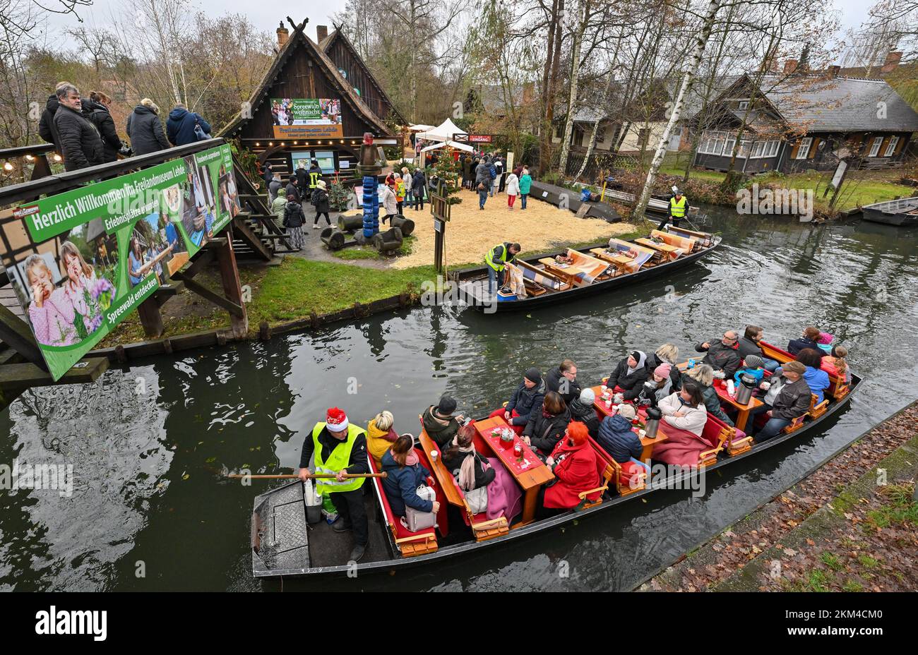 Lehde, Germania. 26th Nov 2022. I visitatori vengono al mercatino di Natale nel museo all'aperto dello Spreewald Village Lehde in chiatta. Questo fine settimana, il Museum Village Lehde ospiterà lo Spreewald Christmas Festival. Credit: Patrick Pleul/dpa/ZB/dpa/Alamy Live News Foto Stock