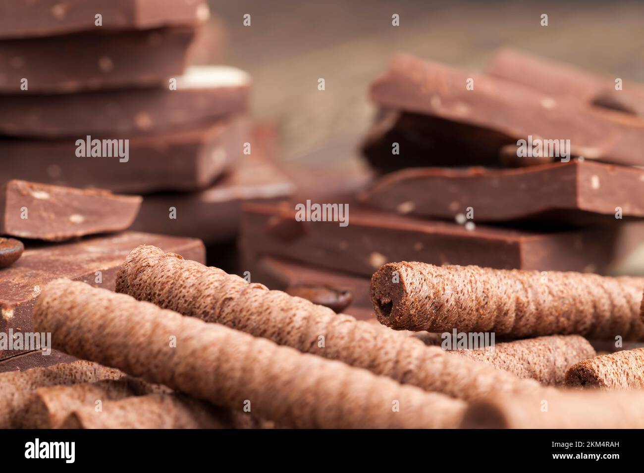 cialde al cioccolato con ripieno di cioccolato e pezzi di cioccolato fatto in casa Foto Stock