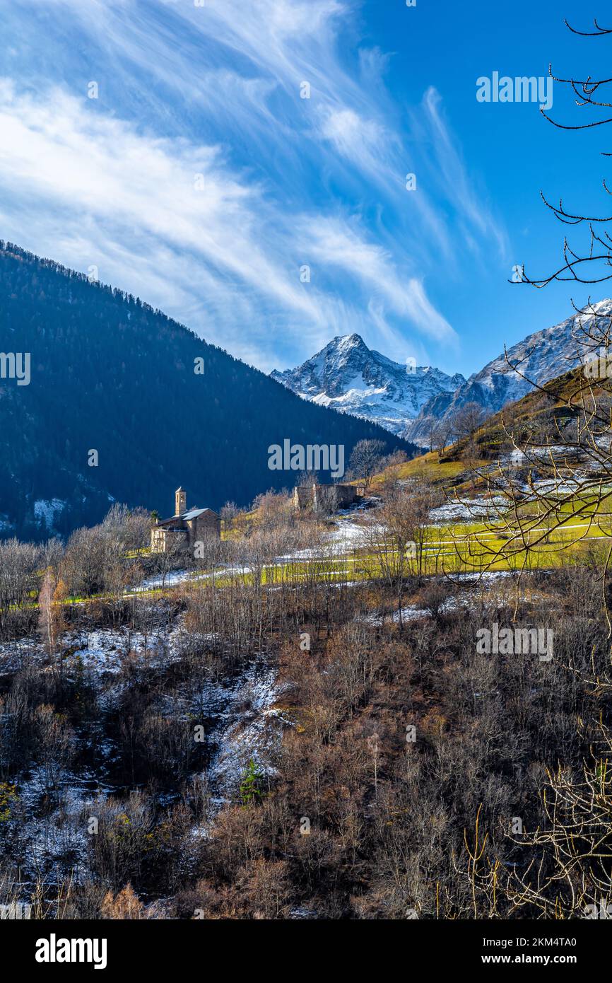 Nell'alta Valle Stura, nel sud del Piemonte, al confine con la Francia  Sambuco e i suoi nove villaggi ora in rovina Foto stock - Alamy