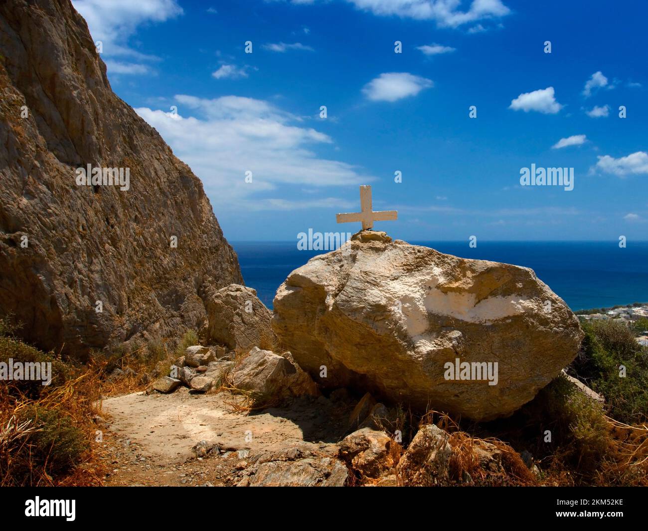 Vista sul Mar Egeo con l'antica Thera nella località di Perissa sull'isola di Santorini, nell'arcipelago delle Cicladi meridionali in Grecia. Foto Stock