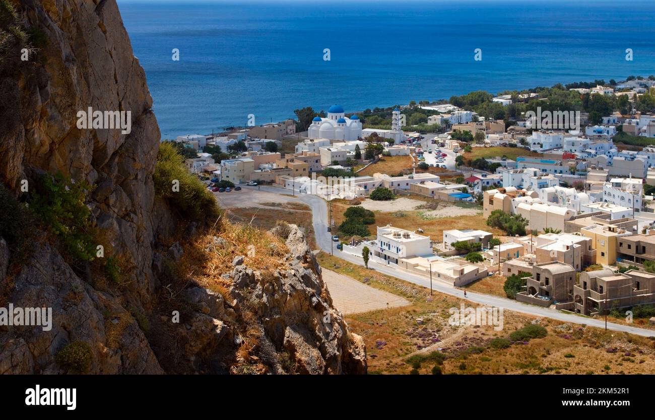 Vista sul Mar Egeo con l'antica Thera nella località di Perissa sull'isola di Santorini, nell'arcipelago delle Cicladi meridionali in Grecia. Foto Stock