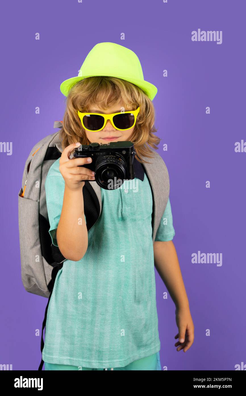 Bambino con fotocamera da viaggio in vacanza. Concetto di viaggio e avventura per bambini. Foto Stock