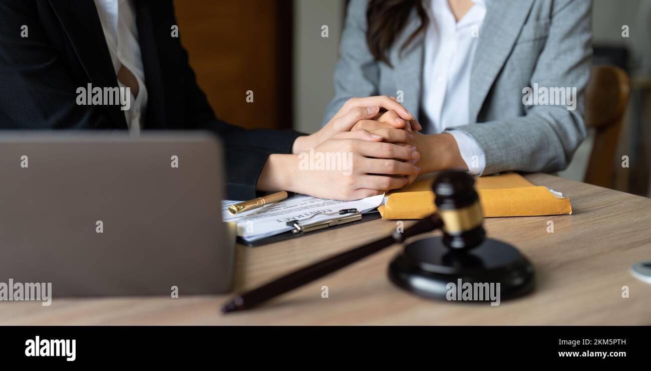 Concetto di giustizia e avvocato. Avvocato riunione e soluzione di consolazione per il suo cliente fornire consulenza legale e fiducia impegno sforzo grave per il problema Foto Stock