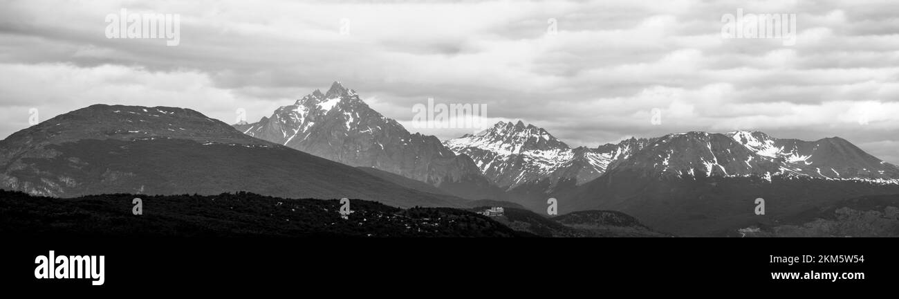 Vista sulle montagne che circondano la città di Ushuaia che sfocia nel porto. Foto Stock