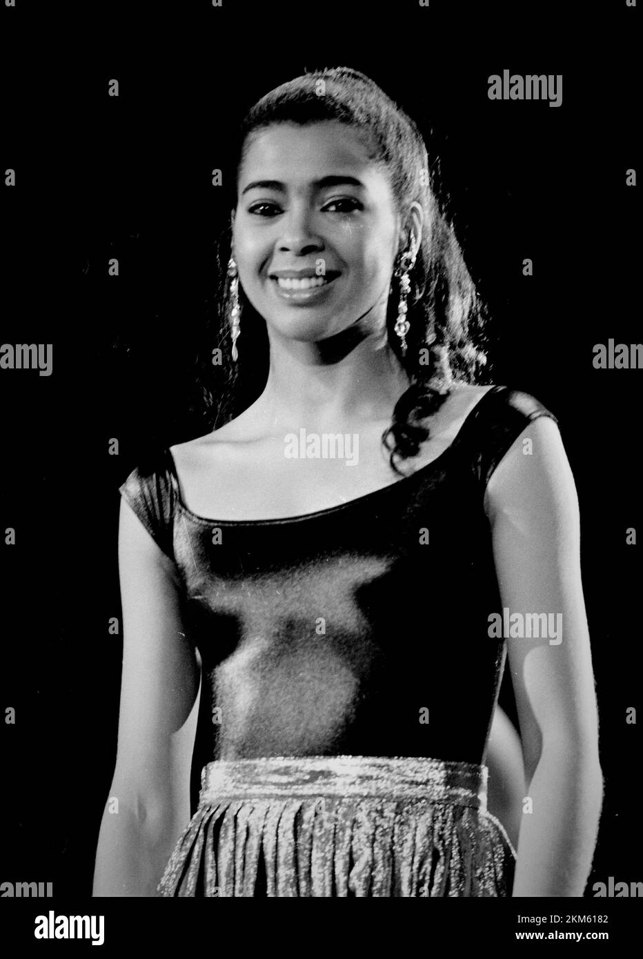 **FILE PHOTO** Irene Cara è scomparse a 63. Irene Cara suona in oro solido nel credito del 1984: Ron Wolfson/MediaPunch Foto Stock