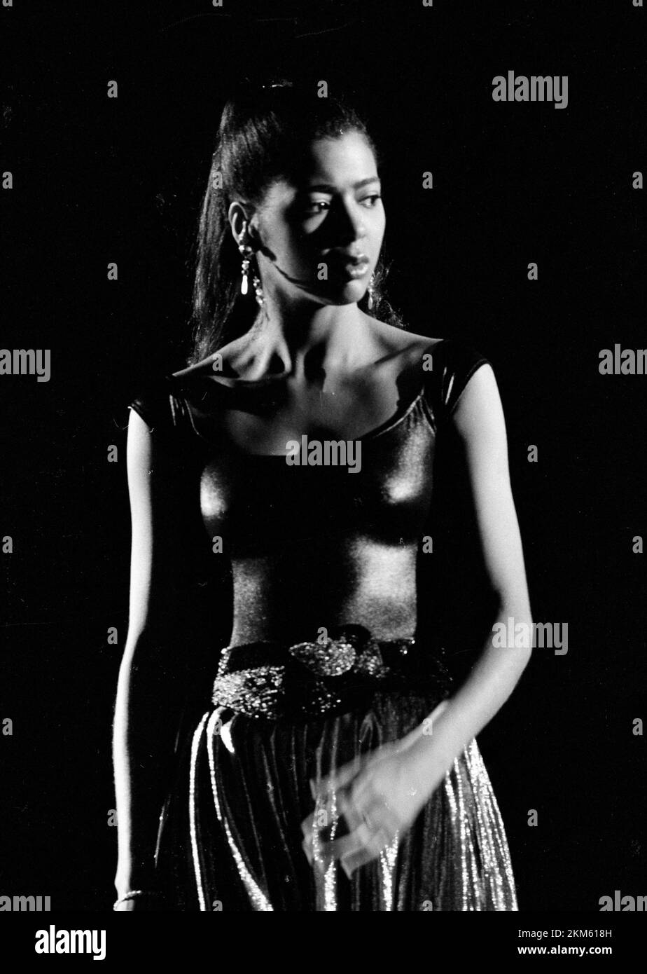 **FILE PHOTO** Irene Cara è scomparse a 63. Irene Cara suona in oro solido nel credito del 1984: Ron Wolfson/MediaPunch Foto Stock