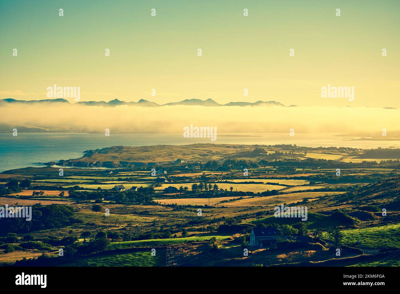 Misty estate mattina vista della selvaggia e bella Penisola di Beara, Contea di Cork, Irlanda Foto Stock