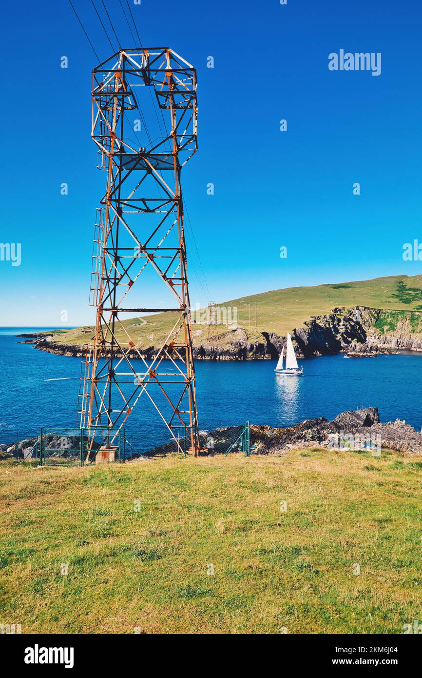 Pylon che trasporta l'unica funivia irlandese attraverso Dursey Sound a Dursey Island, Beara Peninsula, County Cork, Irlanda Foto Stock