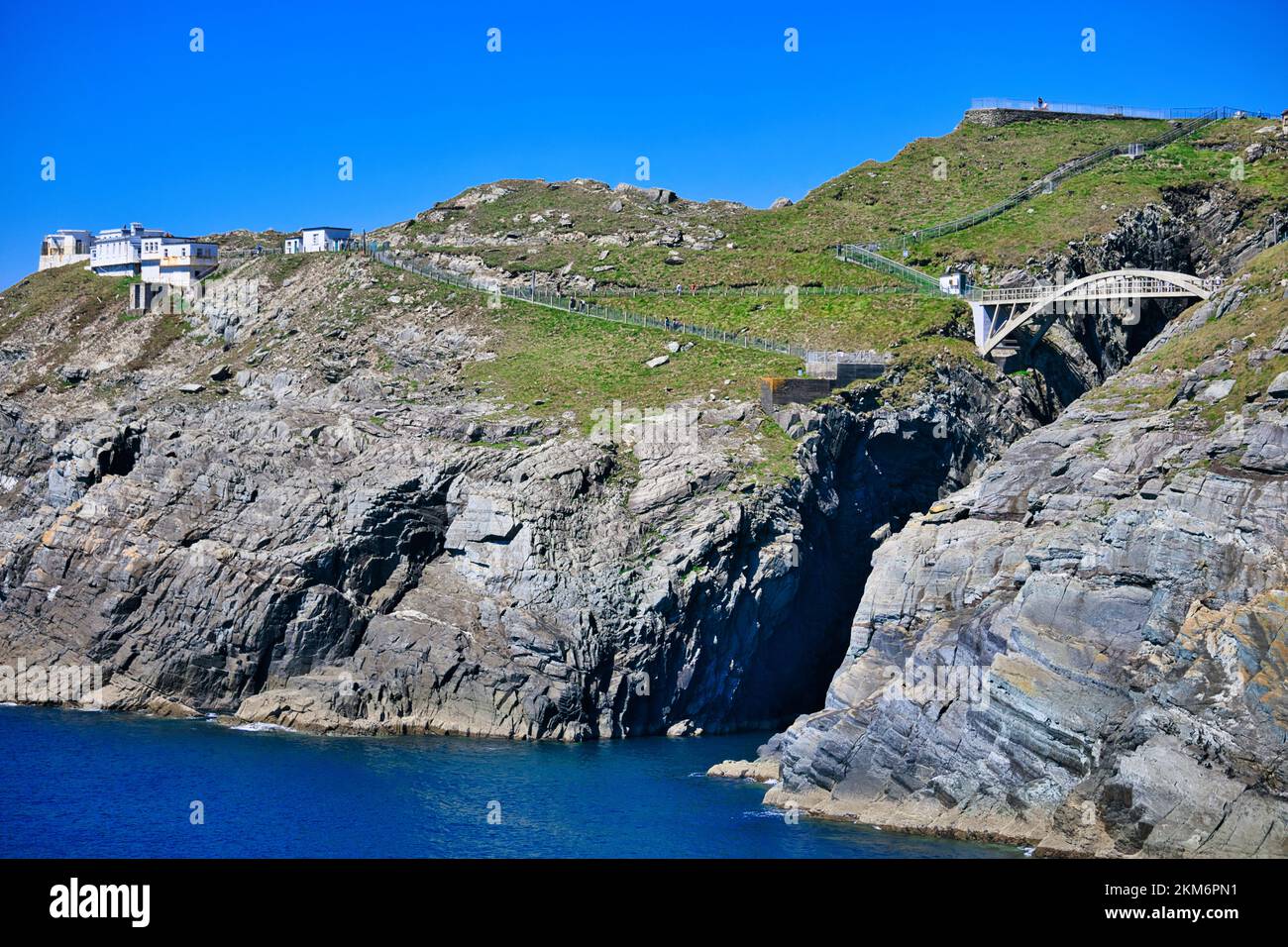 Ponte pedonale in cemento armato sulla spettacolare gola che collega l'isola di Cloghane alla terraferma, la penisola di Mizen Head, la contea di Cork, Irlanda Foto Stock