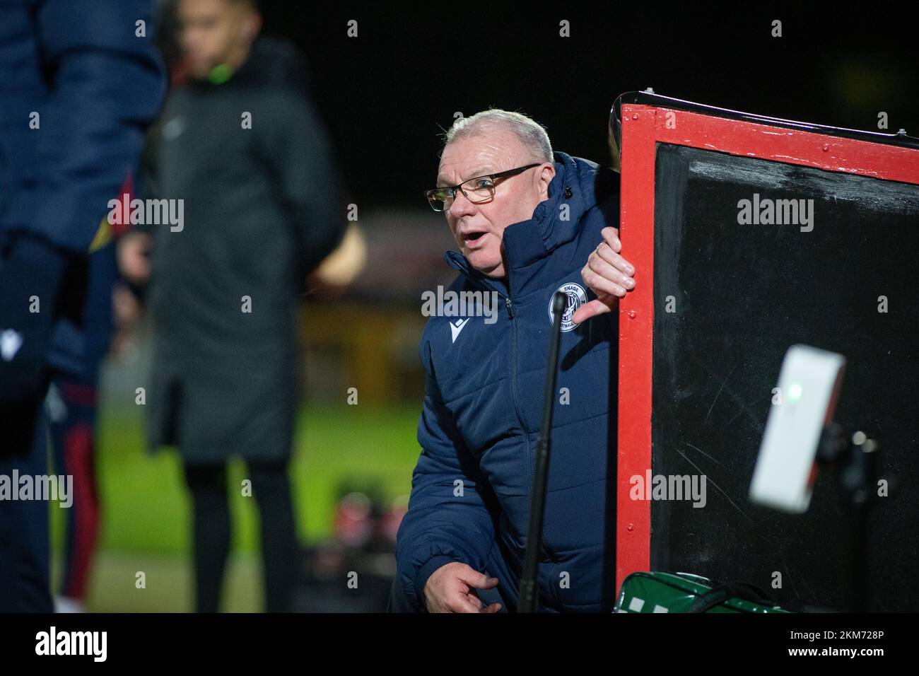 Steve Evans, allenatore di calcio, Stevenage FC sulla linea di contatto durante la partita al Lamex Stadium, Stevenage.gesticulating, urlando e dando direzione . Foto Stock